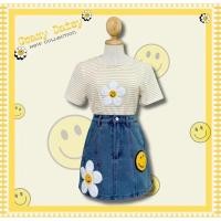 ราคา (2xl) เซตเสื้อครีมลายริ้วปักดอกขาว กระโปรงยีนส์สั้นปักดอก กระโปรงมีซับใน The alner (27307428328)