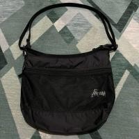 ราคา กระเป๋าสะพายข้าง Stussy Lightweight สีดํา (29237916401)