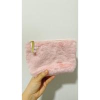 ราคา กระเป๋าใส่เครื่องสำอาง สีชมพูอ่อน ขนนุ่มๆ ซิปทอง ของพรีเมี่ยมจากEstee Lauderแท้ (23367398223)