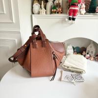 ราคา Very good condition‼️Loewe hammock small ปี2018 หนังเกรน รุ่นฮิตสุด สภาพสวยค่า ใชังานมาทั่วไป หนังทรงตั้ง (28917388038)