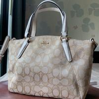 ราคา Used กระเป๋า Coach ทรงพัด ลายซี ขนาดมินิ 10” มือสอง สภาพดี (2318037156)