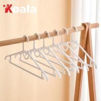 ราคา KOALA 1/5ชิ้น ไม้แขวนเสื้อผู้ใหญ่ หนา สีสวยสด สีหวาน ทน ถูก ไม้แขวนพลาสติก (22583962514)