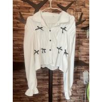 ราคา เสื้อเชิ๊ตขาวแขนยาว ปักโบว์สีดำ ไซส์ M อก 32-36 น่ารักมากๆ ค่ะ (40450723614)