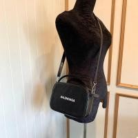 ราคา กระเป๋าสะพายข้าง Balenciaga งานคัดตู้มือสอง unisex ขนาด 8x6” สภาพดี พร้อมกล่อง ถุงผ้า ใบเสร็จ พร้อมใช้งานทันที (22356853164)