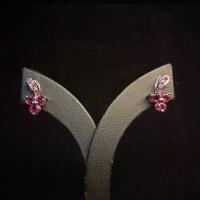 ราคา ต่างหูรูปดอกไม้ ตัวเรือนเงิน ทับทิมสยาม เม็ดใหญ่เฉลี่ยเม็ดละ 0.20 ct เม็ดเล็ก 0.02 ct (56804116897)