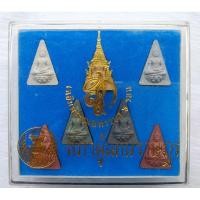 ราคา พระสมเด็จนางพญา สก.เนื้อผง 7 องค์ 7 สี เฉลิมพระชนมพรรษา 6 รอบ ปี 2547 (22358009340)