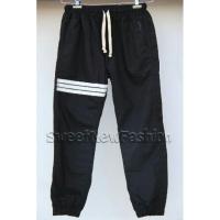 ราคา กางเกง Jogger ขายาวสีดำแถบขาว (186426205)
