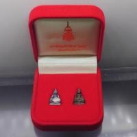 ราคา พระชัยวัฒน์ไพรีพินาศ ญสส. (ชุด 2 องค์ เนื้อเงิน เนื้อนวะ สูง 1.5 ซม.) วัดบวรนิเวศวิหาร ปี2537 พร้อมกล่องเดิม (51109474763)