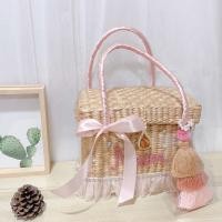 ราคา กระเป๋าสานทรงเหลี่ยม มีฝาติดกระดุม ตกแต่งพู่ แต่งมุก ผ้าพันผูกโบว์ โทนสีชมพู (2860936416)