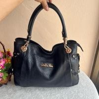 ราคา Valentino Rudy ของแท้ ฐาน 14.5 นิ้ว สูง 12.5 นิ้ว ทรงถือ คล้องไหล่ หนังแท้ทั้งใบ ช่องใช้งานเยอะ สภาพสวย ภายในสะอาด (23450345510)