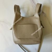 ราคา [พร้อมส่ง/มือสอง] กระเป๋าสะพายไขว้ crossbody ใบเล็ก สีเบจ หนังเทียม สภาพดี (47753808015)