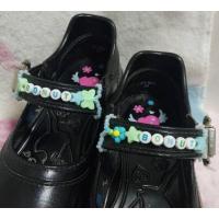 ราคา SN.2ที่คาดตกแต่งรองเท้านักเรียน เพิ่มชื่อได้(ตัวอักษรคละสี) สำหรับน้องๆเด็กอนุบาล เด็กประถม 1คู่ ใส่รองเท้าได้ 2ข้าง (27714352303)