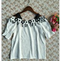 ราคา เสื้อไหล่ฟรุ้งฟริ้งสีขาวปะดอกสีดำ (2076893833)