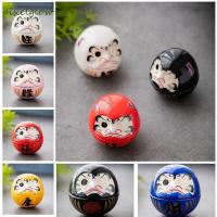 ราคา พิกเซลโกลว ตุ๊กตาดารุมะ, งานฝีมือดารุมะการ์ตูนเซรามิก, แก้วน้ําแมวนําโชคขนาดเล็กที่ทนทาน, ของตกแต่งบ้านแมวนําโชค (48560389093)