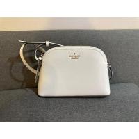 ราคา กระเป๋า kate spade crossbody สีขาว ของแท้100% (2458425977)