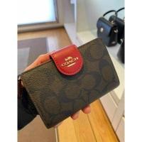 ราคา ✈ Coach แท้ กระเป๋าสตางค์ใบกลาง ฝาพับ ลาย C สีแดง C0082 (5081240023)