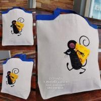 ราคา กระเป๋าผ้าดิบ แคนวาส 12.5"×14"×4" ลายหนูแบกชีส งานปัก (2599544366)