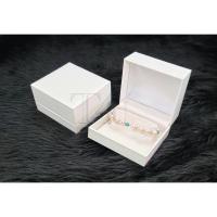 ราคา กล่องใส่กำไล, นาฬิกา รหัส d85 หลุยส์สีขาว ข้างในบุผ้าสีขาว (15430565828)
