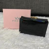ราคา กระเป๋าสตางค์แบรนด์แท้ Proud ไซส์กลาง 3 พับ สีดำ หนังแก้ว (6333077809)