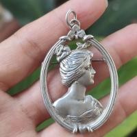 ราคา เข็มกลัดจี้เงินแท้ งานเก่า งานนอก แกะสลักรูปผู้หญิงสวย ประมาณปี1900 กรอบรูปไข่เปิด สวยคลาสสิค หายาก น่าสะสม ขนาด47x33มม (41078121956)