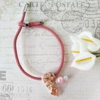 ราคา MERAH Toupe Heart - สร้อยข้อมือเชือกสีแดงทับทิมพร้อมเครื่องรางดอกไม้และมุก (54809569369)