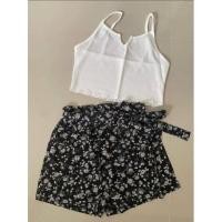ราคา Shein Romwe ชุดเซ็ทเสื้อกางเกง เสื้อยืดครอปผ้าร่องสายเดี่ยวกุ๊นขอบ กางเกงลายดอก เอวสูงยางยืดเส้นใหญ่มีเชือกผูกโบว์ที่เอว (13821710056)