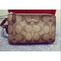 ราคา กระเป๋าคล้องมือ แบรนด์ Coach แท้ 100% (5743065082)