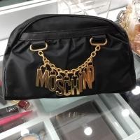 ราคา กระเป๋าคลัช moschino มือสอง สีดำ อะไหล่ทองยังวิ้งๆ ไม่ลอกไม่ดำ มีรอยขีดข่วนบ้าง (5810110831)