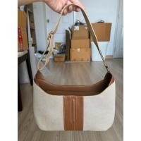 ราคา กระเป๋าคล้องไหล่ LANCEL มือสอง ของแท้% มีร่องรอยการใช้งานทั่วไป สภาพยังสวย❤️ (29813316730)