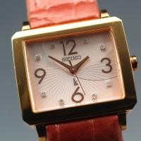 ราคา Near MINT SEIKO Lukia 1N01-0LZ0 Pink Square Solar 25mm Ladies Watch 1997 (50406777047)