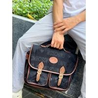ราคา M 0 S C H I N 0 llท้Stationery bag LAPTOP/messenger bag สภาพสวย มาพร้อมสายสปอร์ตปรับระดับได้ค่ะ รับประกันของแท้ (24070586970)