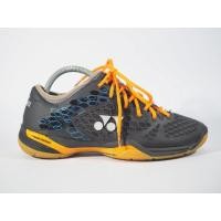 ราคา Yonex 03 Size: 41 ยาว: 26.5 cm สภาพ 90% พื้นหนึบ เกาะสนามดี ไม่มีลื่น ​มือสอง ของเเท้ 100% (11517423167)