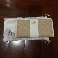 ราคา ส่งต่อ กระเป๋าเงิน coach แท้สีขาวใบยาว สภาพเหมือนใหม่ ใช้ไปครั้งเดียว (1836841945)