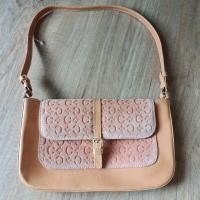 ราคา กระเป๋า Celine แท้ มือสอง ลายC หนังกลับ สีส้มอ่อน (19027025601)