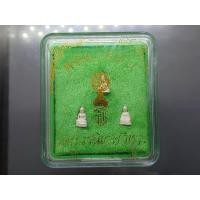 ราคา พระแก้วมรกต 3 ฤดู สธ.ลอยองค์ เนื้อ เงินพ่นทราย พิมพ์จิ๋ว สมเด็จพระเทพฯจัดสร้าง วัดบวรนิเวศวิหาร ปี 2538 พร้อมกล่องเดิม (52003469761)