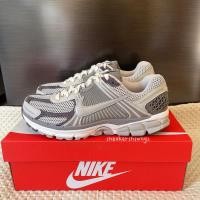 ราคา อ่านก่อนสั่งค่ะ Pre-order ✈️ รองเท้า Nike Zoom Vomero 5 - (FD0791-012) (24719101712)