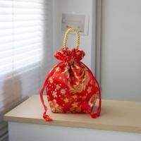 ราคา ถุงใส่ส้มสีแดง ทรงกระเป๋าถือ เชือกสีทอง สีมงคลจีน ผ้าไหมจีน ตรุษจีน ลายเกลียวขนนกดอกไม้ (48656109853)