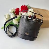 ราคา กระเป๋าสะพายข้างทรงขนมจีบ Coach Dempsey Drawstring Bucket Bag 15 In (24070206628)