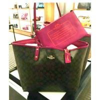 ราคา กระเป๋า COACH ของแท้ สามารถกลับด้านใช้งานได้2สี ในใบเดียว แถมฟรี!! ที่จัดระเบียบกระเป๋าฐานและข้างเสริมPVC (608854715)