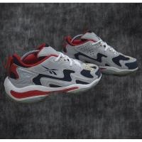 ราคา รองเท้าผ้าใบมือสองยี่ห้อ Reebok size 42.5 (29673218406)