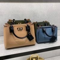 ราคา charles&keith 100% มี 3 สี หนังเงาสวยมาก ของแท้จากช็อป อุปกรณ์ป้าย ถุงครบ มีสายสะพายยาว (5216904176)