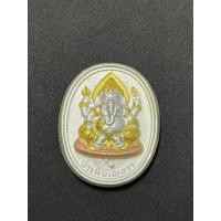 ราคา เหรียญท้าวมหาพรหม พระพิฆเนศ รุ่นโชคดี มีสุข เนื้อเงินชุบสามกษัตริย์ หลวงปู่หงษ์ ปี 2547 (22981958304)