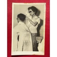 ราคา รูปถ่ายเก่าพระบรมฉายาลักษณ์ สมเด็จย่าปลงพระเกศาในหลวงรัชกาลที่ 9 ภาพมงคลสำหรับร้านตัดผม ช่างตัดผม และผู้ที่ต้องการบูชา (18494330093)