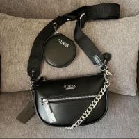 ราคา พร้อมส่ง GUESS​ กระเป๋าสะพาย​ข้างทรงครึ่งวงกลม สายโซ่พอช และสายสะพายสปอร์ต​ พร้อมใบลูก​ (29470954048)
