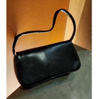 ราคา ESPRIT - กระเป๋ารักแร้มินิหนังสีดํากล่อง Esprit (42580944246)