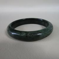 ราคา กำไลหยกพม่า Jadeite type A เส้นกลมท้องแบน ขนาดวงใน 62.8mm กว้าง 13.8mmสวยงามสวมใส่ได้ทุกเพศ (23385377482)