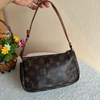 ราคา LV Pochette เกรดคาวไฮด์หนังแท้ ฐาน 8.5 นิ้วสูง 5 นิ้ว ภายในสะอาด มีร่องรอยใช้งานมือสองทั่วไป ตำหนิรูปสุดท้าย (26307199175)