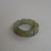 ราคา แหวนหยกพม่า Jadeite type A แกะสลักลายดอกไม้ ขนาดวงใน 18.2mm หรือ เบอร์ 57 กว้าง 6.1mmสวมใส่ได้ทุกเพศ (24011853091)