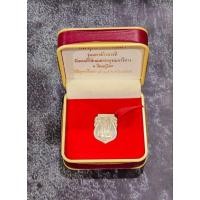 ราคา เหรียญเสมา พระพุทธชินราช พระแท้ % เนื้อเงิน พิมพ์ใหญ่ รุ่นมหาจักรพรรดิ วัดพระศรีรัตนมหาธาตุวรวิหาร ปี 2545 กล่องเดิม (28807597910)
