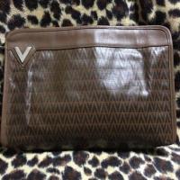 ราคา กระเป๋าถือแบบคลัช หนังแคนวาส. ลาย signature ของแบรนด์ Valentino ของแท้. #มือ2 (2170423085)